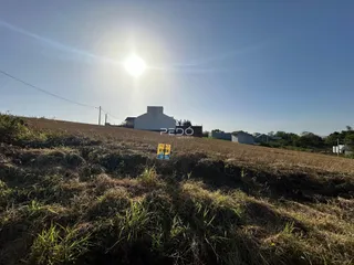 Vista aérea de uma propriedade em Lajeado, Brasil, com vegetação seca.