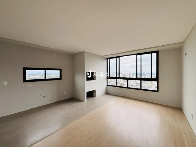 Sala ampla com piso de madeira e vista panorâmica da cidade.