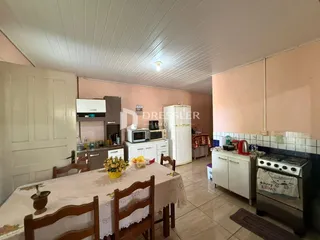 Imagem de uma sala de jantar com cozinha em um imóvel no Brasil.