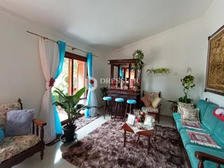 Sala de estar com decoração de madeira e tapete em Lajeado, Brasil.