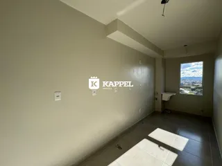 Hall de corredor com piso de cerâmica e janela.