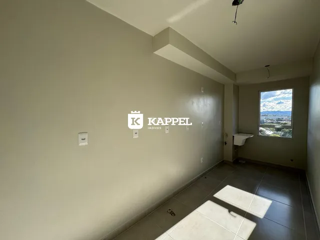 Hall de corredor com piso de cerâmica e janela.
