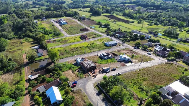 Vista aérea de um terreno em Lajeado, Brasil, mostrando áreas verdes e construções dispersas.