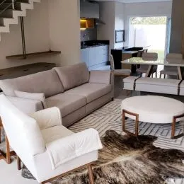 Sala de estar com sofá e poltrona em ambiente interno.