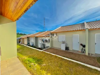 Vista externa de casas em Lajeado, Brasil, com jardim gramado.