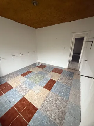 Foto do piso de uma área interna com ladrilhos coloridos.