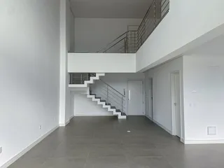 Hall de entrada com escadaria e piso de cerâmica em um imóvel.
