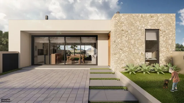Fachada da casa em Lajeado com porta de vidro e área externa pavimentada.