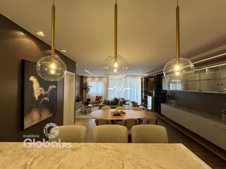 Sala de estar e cozinha de um apartamento moderno em Lajeado.