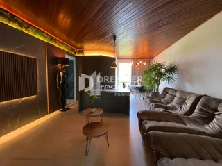 Sala de estar com revestimento de madeira e sofá.