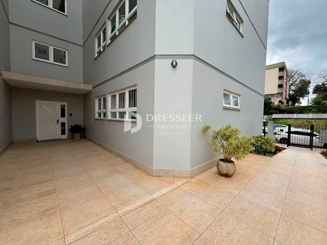 Vista externa de um pátio com piso de cerâmica em uma residência.