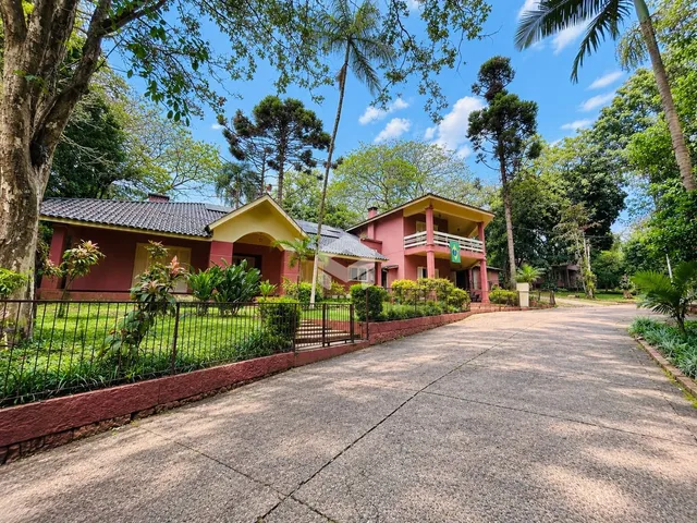 Fachada de uma residência em Lajeado, Brasil, com jardim e cerca.