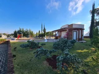 Vista externa do imóvel em Lajeado, Brasil, mostrando o jardim e a fachada.