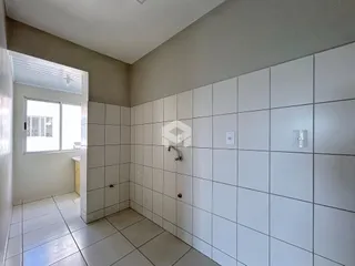 Hall de banheiro com revestimento cerâmico nas paredes e piso.