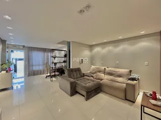 Sala de estar moderna com piso de cerâmica e sofá grande.