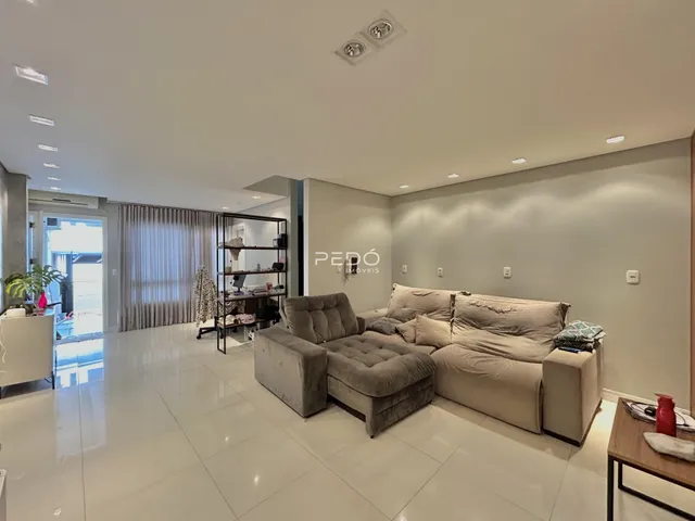Sala de estar moderna com piso de cerâmica e sofá grande.