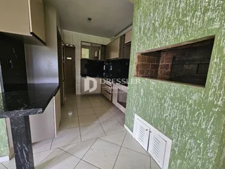 Interior da cozinha e corredor de um imóvel em Lajeado, Brasil.