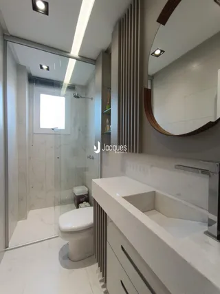 Foto de um banheiro moderno com revestimento em mármore branco.