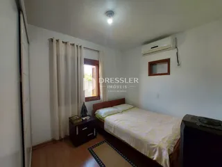 Quarto com cama de madeira e piso de madeira.
