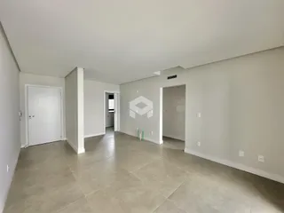 Hall de entrada com piso de cerâmica claro.