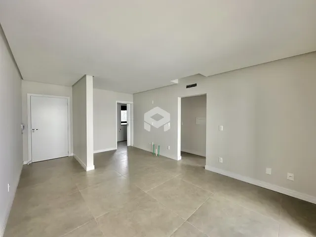 Hall de entrada com piso de cerâmica claro.
