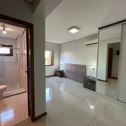 Hall de entrada com piso claro e paredes brancas em um imóvel.