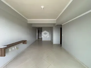 Corredor interno de uma residência com piso de cerâmica clara.