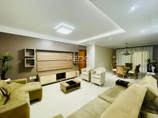 Sala de estar de um apartamento moderno com decoração em tons neutros.