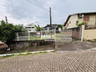 Vista externa de uma propriedade com cerca e muro em Lajeado.