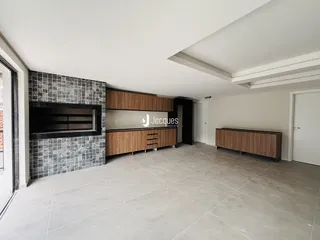 Ambiente interno de uma sala de estar com piso de cerâmica e armários de madeira.