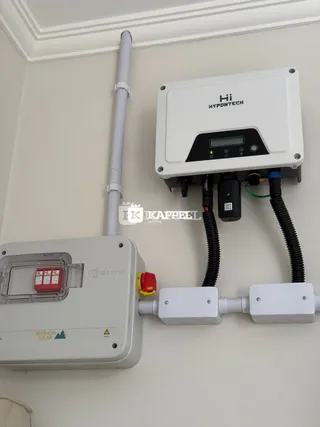 Instalação elétrica com painel de controle fixado na parede branca de uma residência.