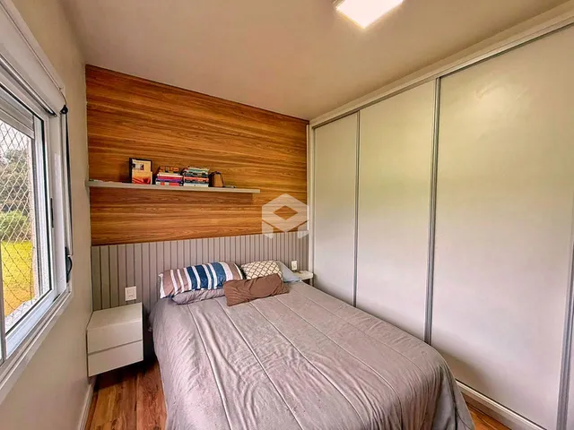 Quarto com cama e armários em um ambiente interno.
