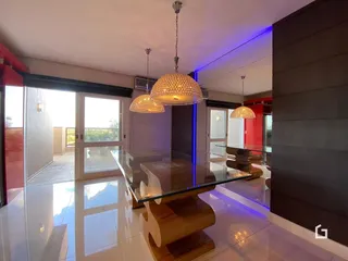 Sala de jantar com portas de vidro e piso de cerâmica.