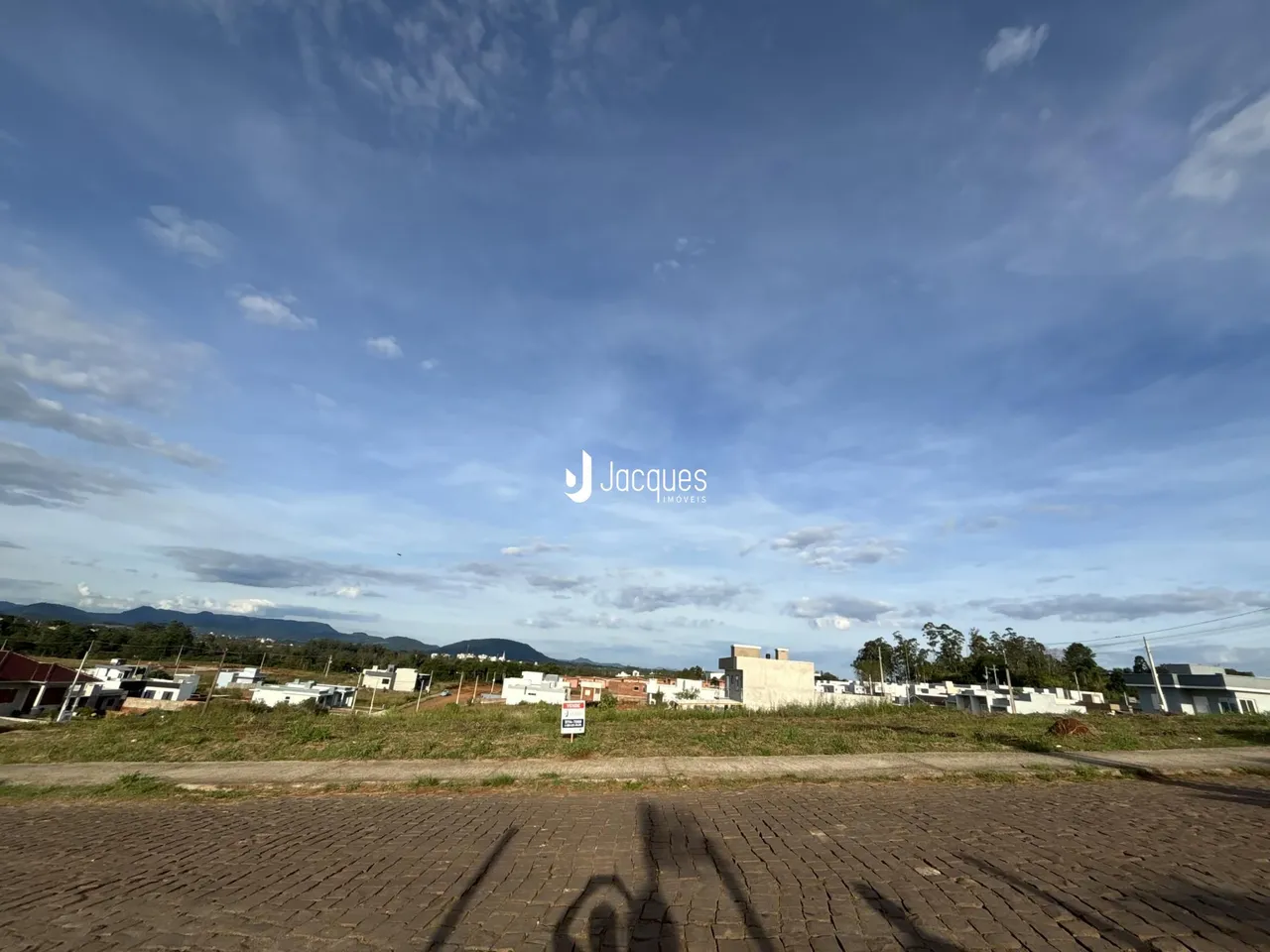 Vista panorâmica de casas e paisagem no entorno de Lajeado.