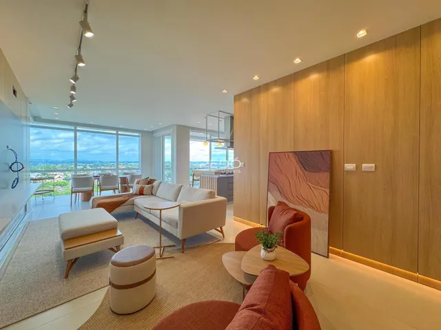 Sala de estar moderna com grandes janelas e vista panorâmica.
