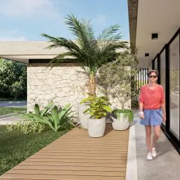 Foto da área externa com deck de madeira e vegetação exuberante.