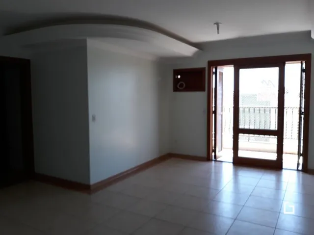 Vista interna de um ambiente com paredes brancas e piso de cerâmica.
