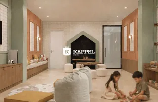 Sala de estar com decoração clara e móveis simples.
