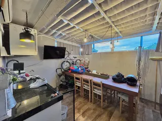 Interior de uma sala de estar com mesa de jantar e cozinha em Lajeado.