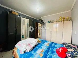 Quarto com armários e cama decorada em um imóvel no Brasil.