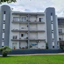 Fachada de um prédio residencial em Lajeado, Brasil, com vários andares e varandas.