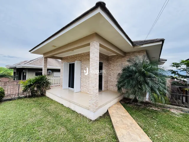 Fachada de uma residência em Lajeado, Brasil, com jardim e paisagismo.