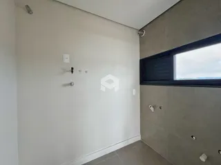 Parede interna com janela e detalhes de instalação.