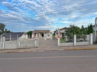 Vista externa de uma propriedade residencial em Lajeado, Brasil, com cerca e portão.