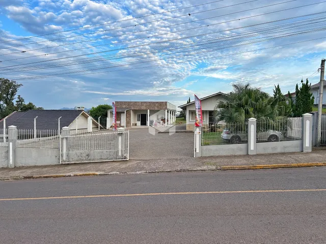 Vista externa de uma propriedade residencial em Lajeado, Brasil, com cerca e portão.