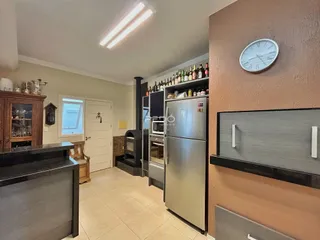 Vista da cozinha moderna de um imóvel em Lajeado, Brasil.