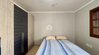Quarto com cama e armário em um imóvel no Brasil.