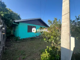 Fachada de uma casa com revestimento azul-turquesa em Lajeado, Brasil.