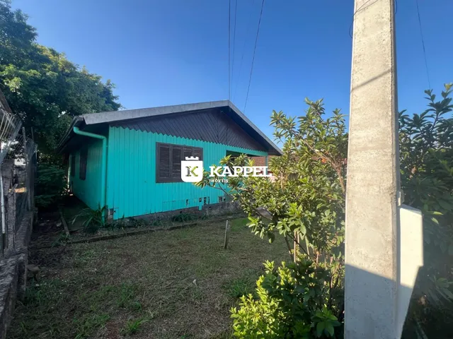 Fachada de uma casa com revestimento azul-turquesa em Lajeado, Brasil.