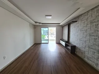 Vista de um ambiente interno com piso de madeira e parede texturizada.